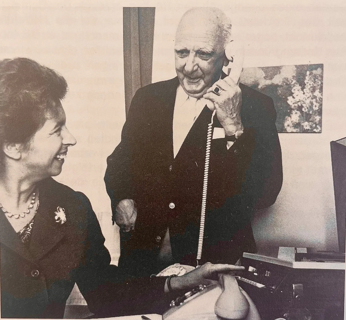 schwarz-weiß-Bild eines Telefonats